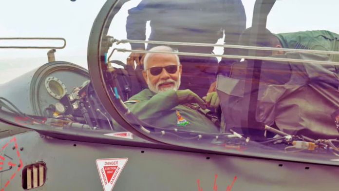 Modi flew in Tejas, said... India is no less than anyone in the field of self-reliance