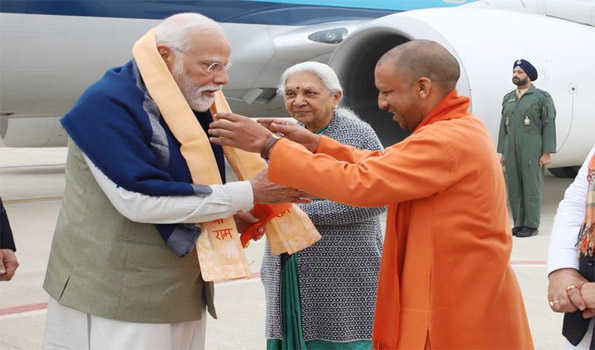 Modi reached Ayodhya, Dharmanagari welcomed him by showering flowers